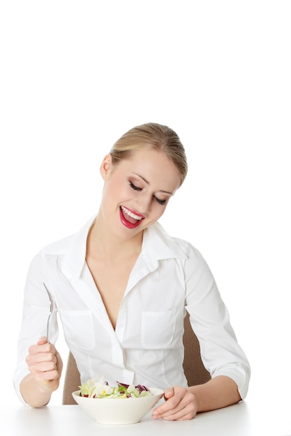 Uśmiechnięta osoba jedząca posiłek